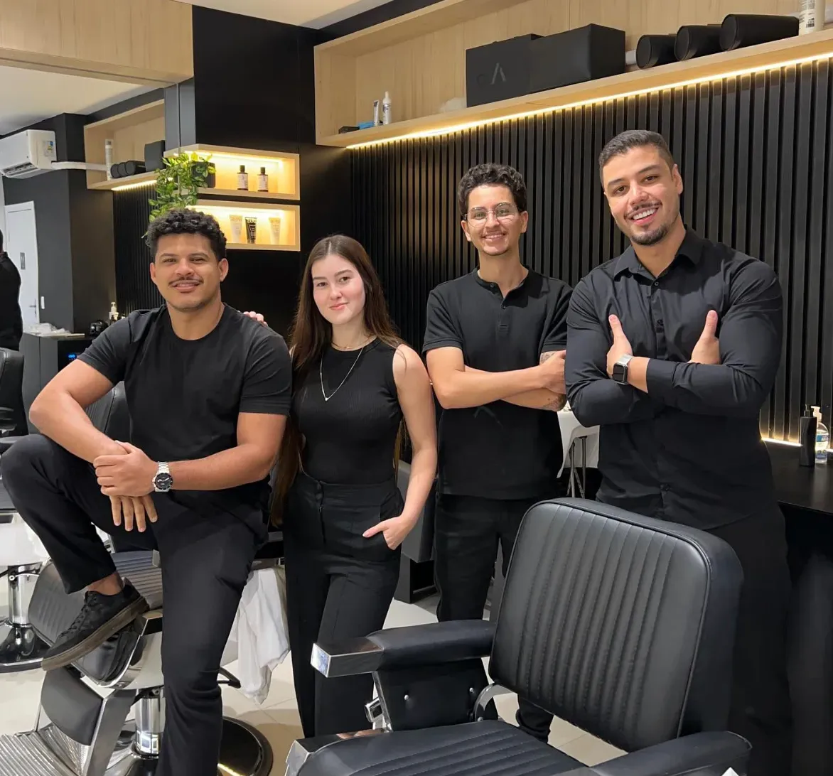 Interior da Magnatto com painéis escuros, madeira clara e iluminação quente