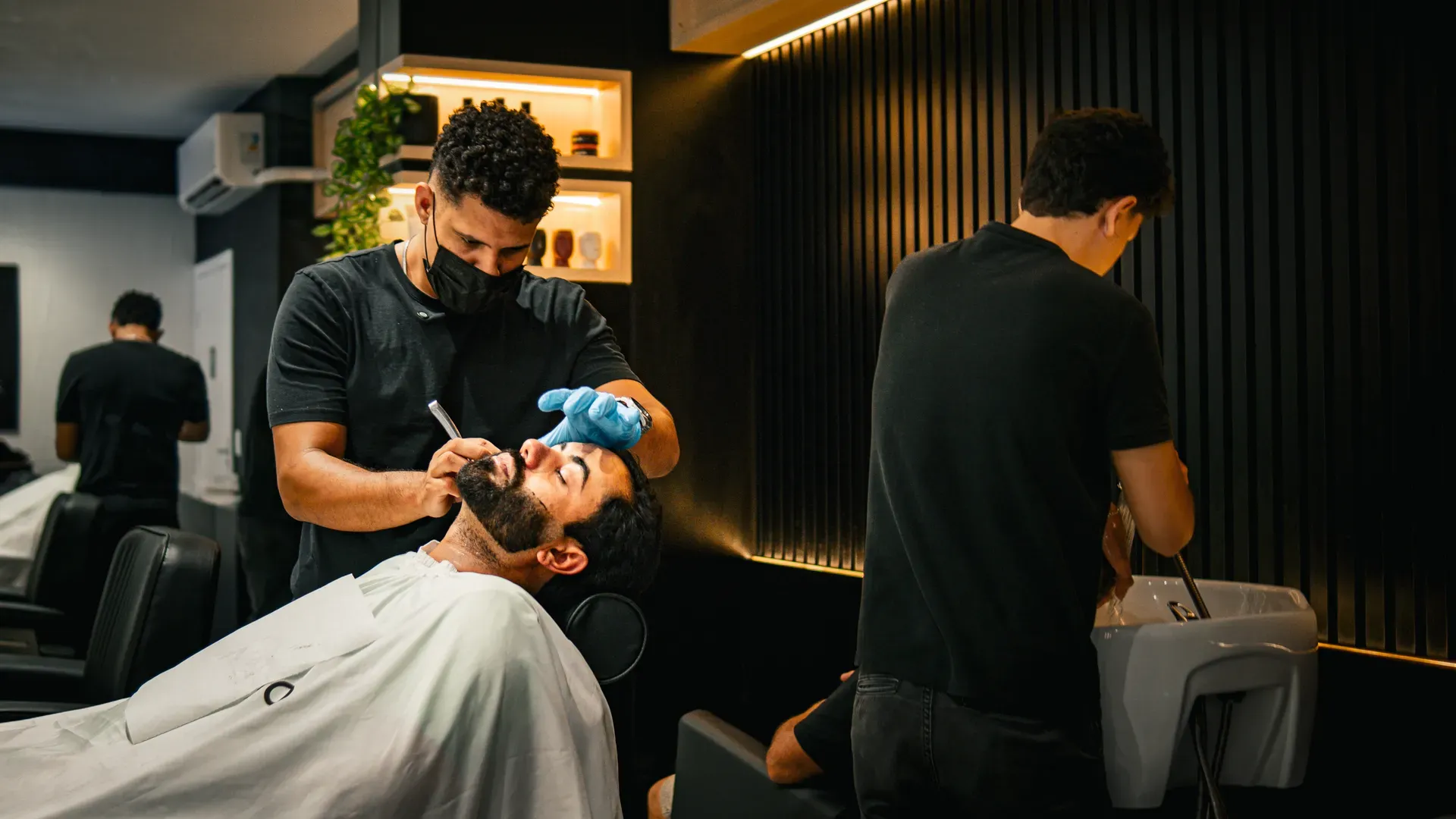 Barbeiro da Magnatto trabalhando em um corte masculino