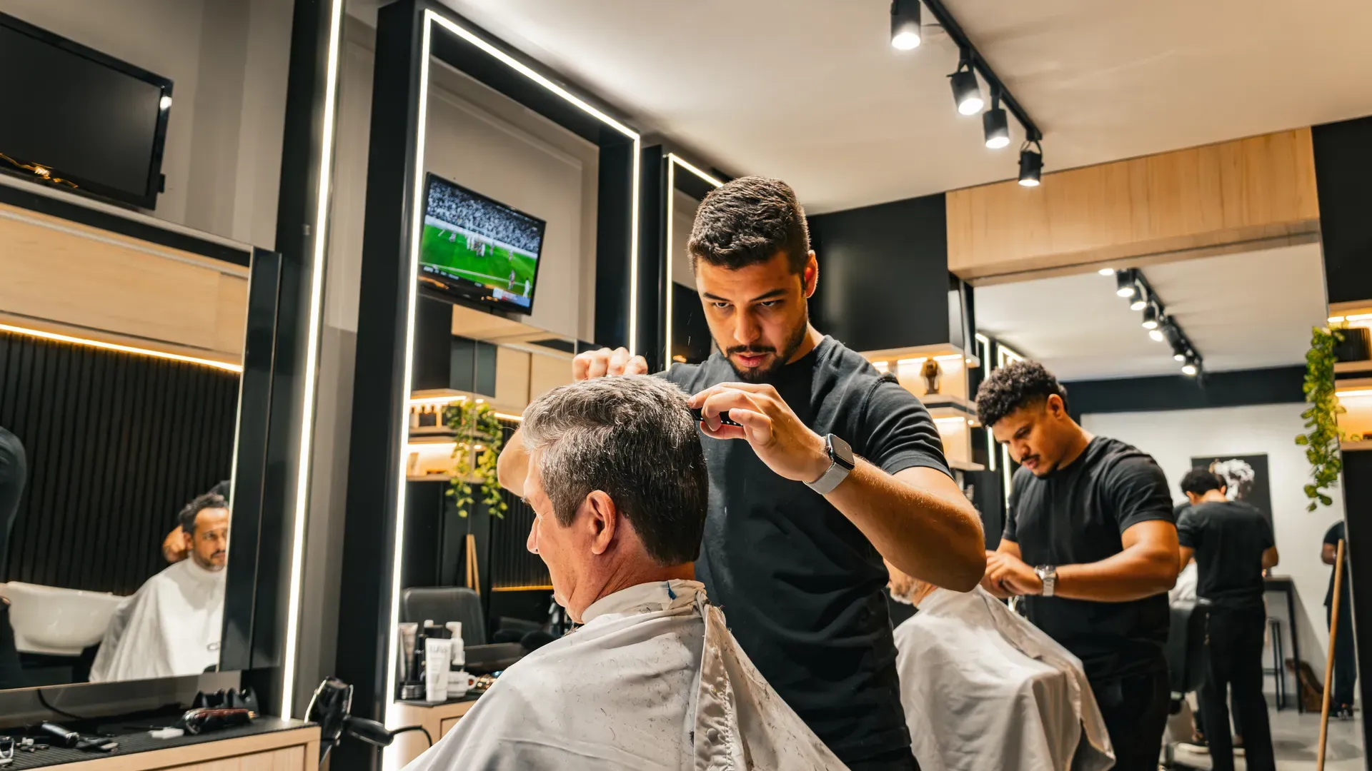 Cliente durante atendimento na barbearia